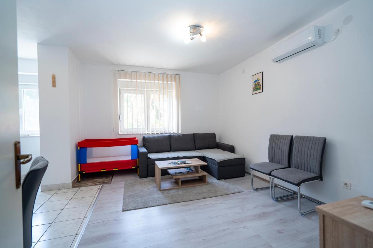 Apartman Curcic Knin Luaran gambar